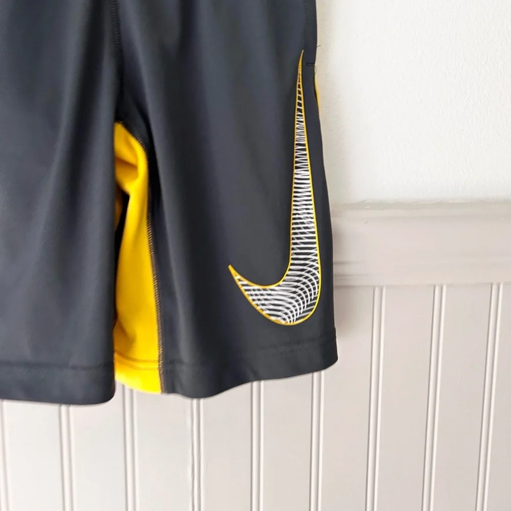 Nike Dri Fit Kids Sports Training Shorts Drawstring & Pockets Boys Size Small